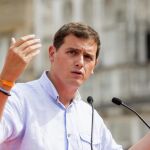 El presidente de Ciudadanos, Albert Rivera, poco antes del acto político celebrado hoy en Vitoria arropando la candidatura de Nicolás de Miguel a lehendakari