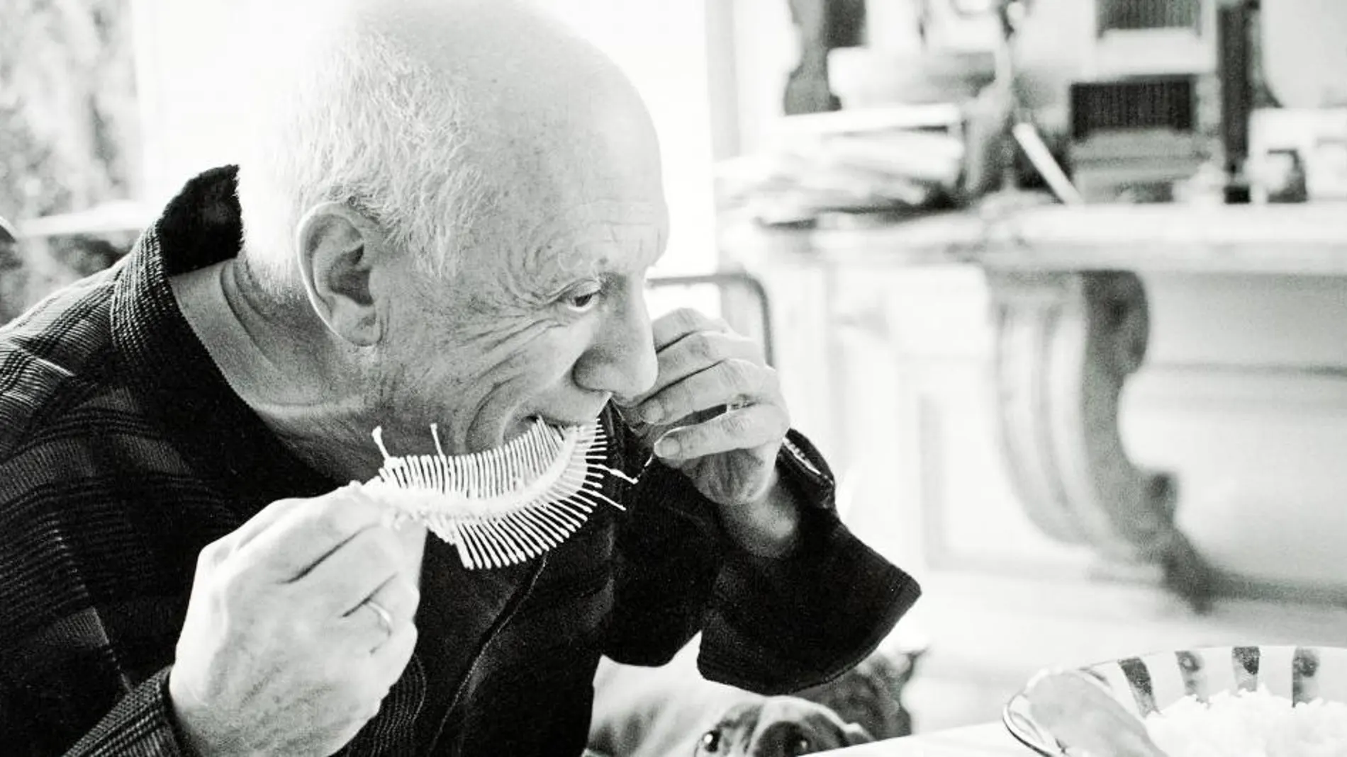 Pablo Picasso comiendo en La Californie fotografiado por David Douglas Duncan
