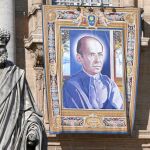 Faustino Mínguez –en la imagen del tapiz que puede verse hoy en el Vaticano– luchó para que la mujer tuviera el papel que le corresponde en la sociedad actual