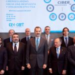El Rey Felipe VI, a su llegada a la inauguración Jornadas de Seguridad de las Tecnologías de la Información y las Comunicaciones (STIC), en la que interviene el director del CNI, Félix Sanz Roldán (2d), y Ángel Olivares, Secretario de Estado de Defensa (1d). - EFE/Ballesteros