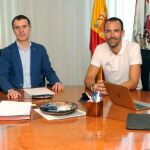 El consejero de la Consejería de la Presidencia, José Manuel Herrero, se reúne con representantes de la Fundación +34