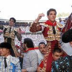 López Simón y Ginés Marín salen a hombros de la Plaza de Toros de Pamplona