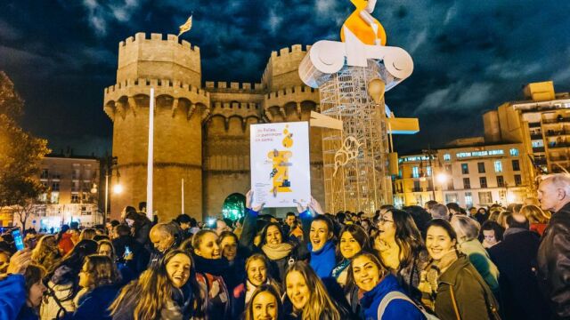 CELEBRACIÓN EN LA CALLE. Cerca de dos mil falleros se reunieron en torno a las Torres de Serranos para celebrar la designación