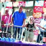 Xavier García Albiol y Alberto Fernández visitaron las calles decoradas por las fiestas de Sants.