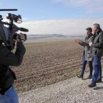 El alcalde de Torres de la Alameda, Carlos Sáez, ha ofrecido decenas de entrevistas entre el jueves y ayer en los terrenos de los inversores