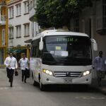 Miembros de seguridad escoltan junto a un autobús con algunos de los mandatarios que asisten a la firma del acuerdo de paz