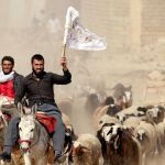 Un hombre huido de la localidad de Bazuaya muestra una bandera blanca al llegar al puesto de control de las fuerzas iraquíes al este de Mosul