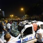 Un coche de la policía destrozado en Ankara
