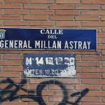 Placa de la calle del General Millán Astray, antes de su retirada