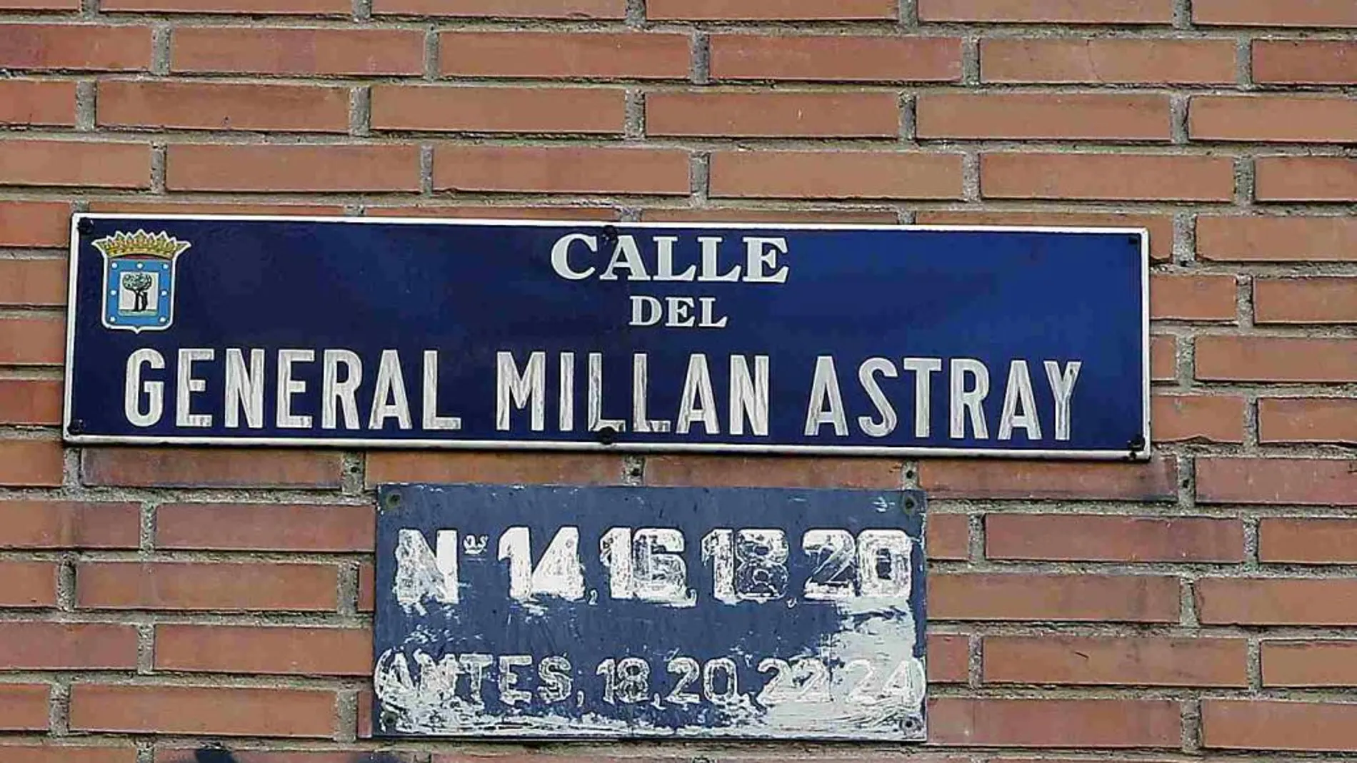 Placa de la calle del General Millán Astray, antes de su retirada y posterior reinstalación