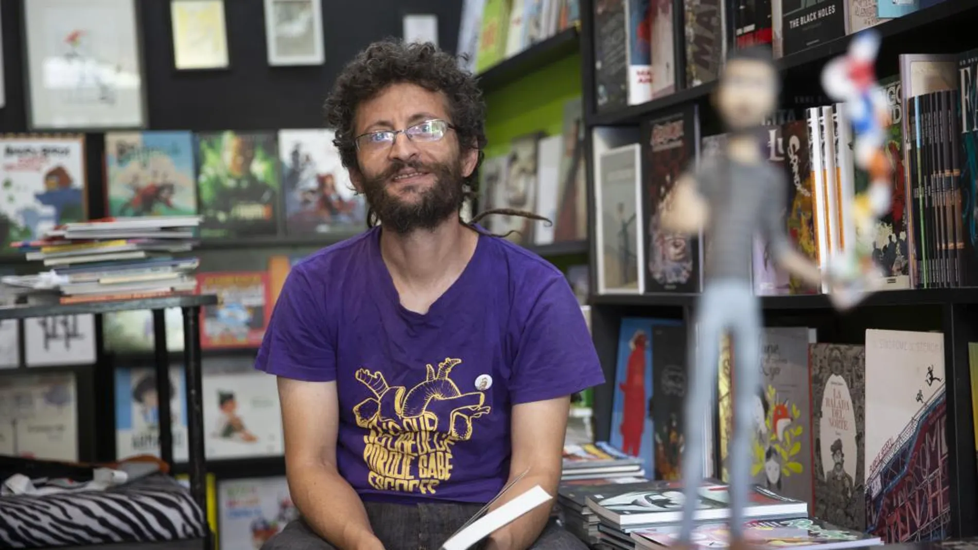 «Suchi», en el interior de su librería Delirio