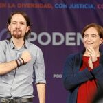 El secretario general de Podemos, Pablo Iglesias, y la alcaldesa de Barcelona, Ada Colau