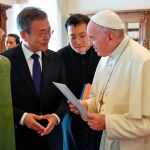 El presidente de Corea del Sur, Moon Jae-in, charla con el Papa Francisco/Ap