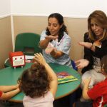 Susana Díaz se ha implicado de forma directa en la gestión del servicio de atención temprana –en la imagen visitante el CAIT del Buen Fin– pero ni triplicando el presupuesto en tres años se ofrece aún un servicio acorde a las necesidades de los menores andaluces con trastornos