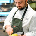 El chef Aitor Santamaría elabora la tortilla de bacalao y txistorra. Abajo, bacalao frito con pimientos verdes