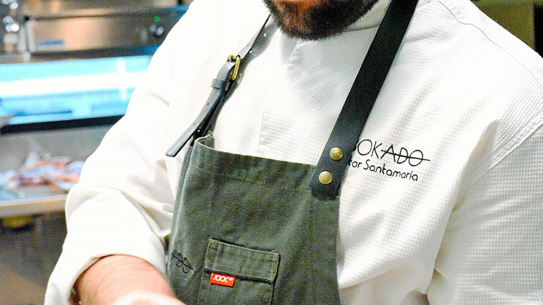 El chef Aitor Santamaría elabora la tortilla de bacalao y txistorra. Abajo, bacalao frito con pimientos verdes