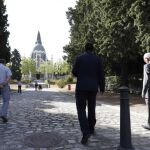 Imagen de la visita de los concejales de Salud, Seguridad y Emergencias, Javier Barbero, y de Economía y Hacienda, Carlos Sánchez, al cementerio.