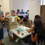 Un ciudadano colombiano vota en el consulado de su país en Barcelona.