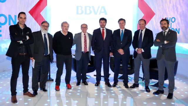 Foto de familia de Eduardo Álvarez y Javier Pérez Andrés con Roberto García, José María Ruiz, Cándido López y José Luis Prada, participantes en el foro sobre turismo de RTVCyL