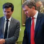 Javier Lacalle entrega al alcalde de Granada una réplica de la catedral de Burgos