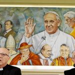 Los obispos Juan Ignacio González y Fernando Ramos, ayer en la rueda de prensa en el Vaticano