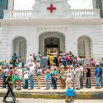 Decenas de personas asisten al hospital Carlos J. Bello de la Cruz Roja para recibir el kit de agua potable que forma parte de la ayuda humanitaria, en Caracas / Efe