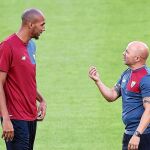 Sampaoli dialoga con Nzonzi en el entrenamiento de ayer en Turín