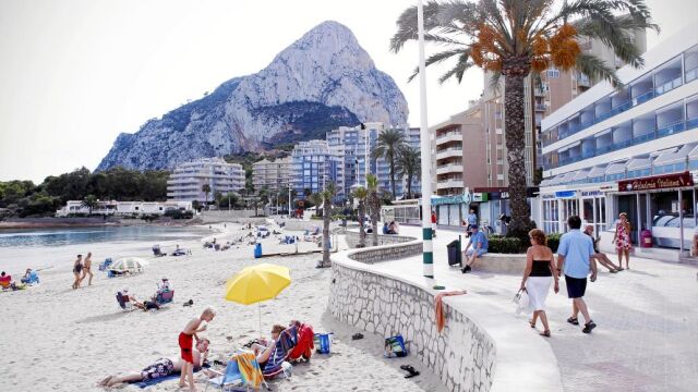 El hombre fue sacado del agua por los socorristas en una playa de Calpe