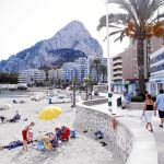 El hombre fue sacado del agua por los socorristas en una playa de Calpe