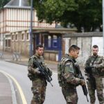 Soldados franceses hacen guardia frente a la iglesia de Saint Etienne du Rouvray, el pasado 26 de julio