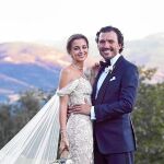 Gabriella Palatchi, junto a su marido, Ediz Elhadef, posaron felices tras la ceremonia, ella con un vestido confeccionado en chiffon y tul de seda beige, bordado a mano con libélulas, abejas, pájaros y mariposas. Él, muy elegante, con pajarita