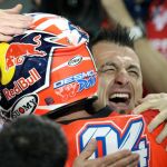 Andrez Dovizioso celebra el triunfo con los miembros de su equipo. REUTERS/Ibraheem Al Omari