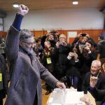 El líder de la CUP, Carles Riera en el momento de votar en la Escola Pere IV
