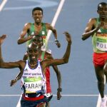 Mo Farah cruza primero la meta en los 10.000