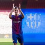 Coutinho aplaude a los aficionados que fueron a ver su presentación