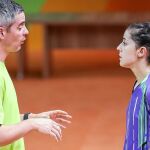 Fernando Rivas conversa con Carolina Marín