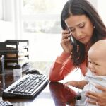 La mayoría de los encuestados cree que las bajas de paternidad y maternidad resultan aún insuficientes