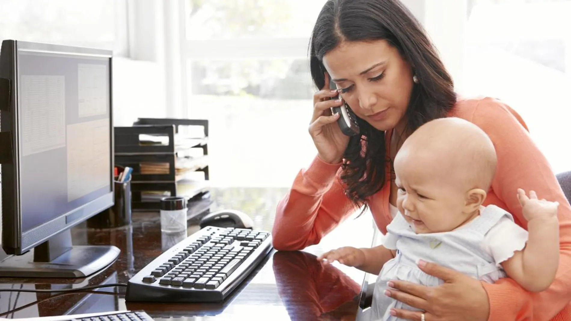 La mayoría de los encuestados cree que las bajas de paternidad y maternidad resultan aún insuficientes