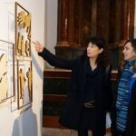 La concejala de Cultura y Turismo, Ana María Redondo, muestra una obra al presidente de la Fundación Ankaria, Ricardo Martí Fluxa, y la comisaria de la muestra, Isabel Elorrieta
