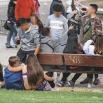 En la pradera de San Isidro, ayer, se congregaron numerosos grupos de chavales para hacer botellón