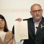 El portavoz de JxCat, Eduard Pujol (d), y la diputada de la formación, Aurora Madaula, durante la rueda de prensa en la que ha acusado hoy al Gobierno de Mariano Rajoy de perpetrar un "golpe de Estado"/Efe