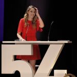 La actriz Paloma Bloyd, presentadora de la Sección Oficial, esta noche durante la gala de inaguración del Festival Internacional de Cine de Gijón en el Teatro Jovellanos