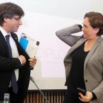 Imagen de archivo del presidente de la Generalitat, Carles Puigdemont, con la alcaldesa de Barcelona, Ada Colau