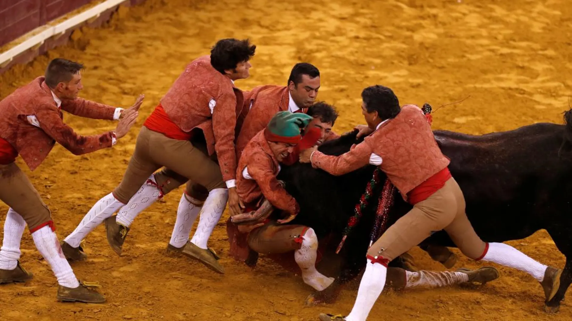 Imagen de un grupo de forcados realizando una «pega»