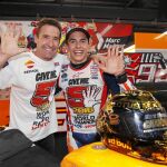 Marc posa con su padre, Julià, tras ganar su quinto título mundial