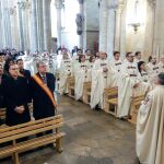 Miembros de la Corporación Municipal, encabezado por el alcalde, Antonio Silván, asisten al responso por los Reyes de León en el Panteón Real de San Isidoro