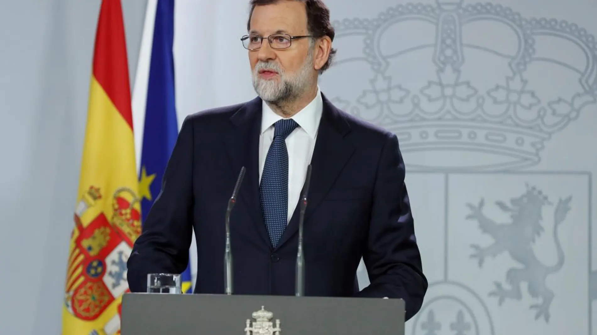 El presidente del Gobierno, Mariano Rajoy, durante su comparecencia ante los medios tras la reunión extraordinaria del Consejo de Ministros, celebrado hoy en el Palacio de La Moncloa.