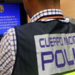 Imagen de archivo de un agente de Policía revisando un ordenador