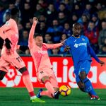 El centrocampista brasileño del FC Barcelona, Arthur Melo (c), lucha por el balón ante el defensa francés del Getafe CF, Dimitri Foulquier (d) / EFE