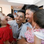 Wa Lone y Ktaw Soe Oo abrazan a sus hijos tras ser liberados ayer en Rangún / Ap